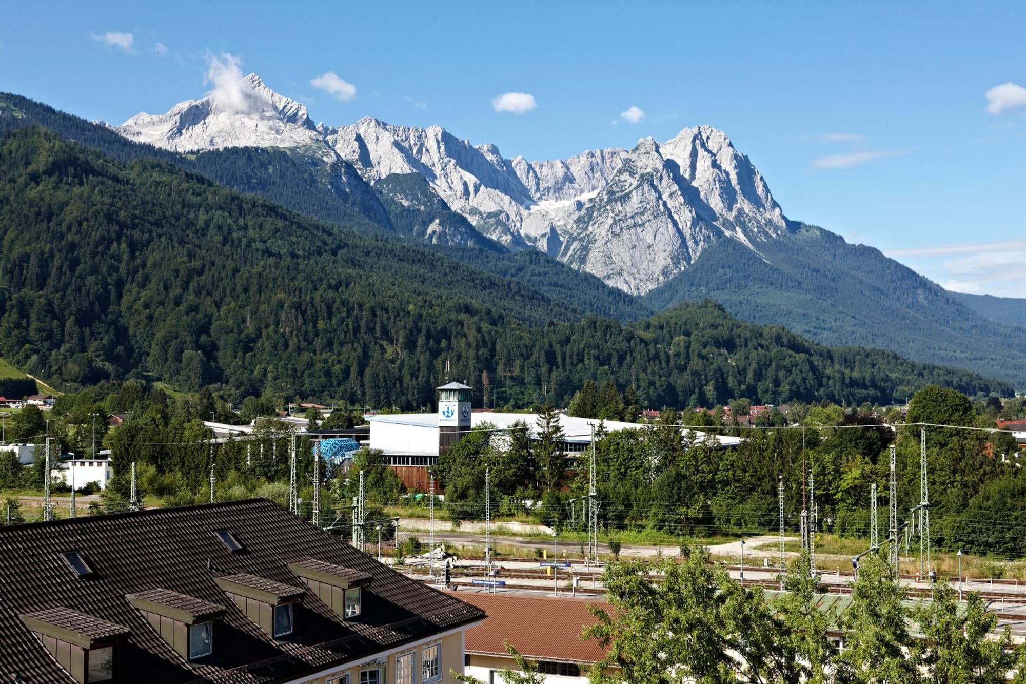 Hotel Vier Jahreszeiten Garmisch-Partenkirchen Exterior photo