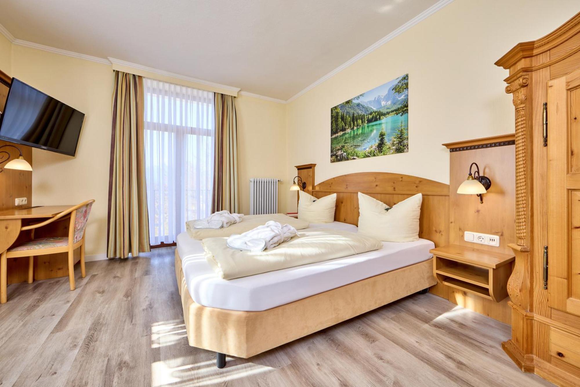 Hotel Vier Jahreszeiten Garmisch-Partenkirchen Exterior photo